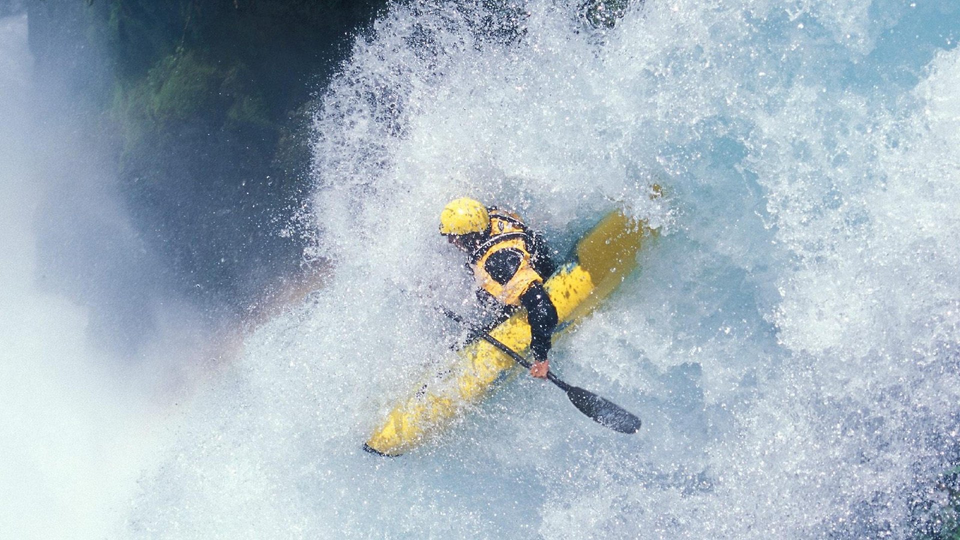 球员在比赛中展现出闪光的篮球技艺,展示出篮球